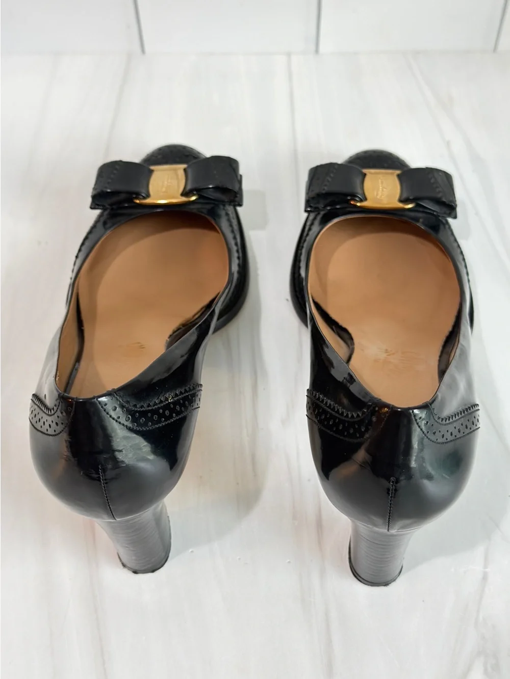 SALVATORE FERRAGAMO VERA STYLE BOW PUMPS WINGTIP BAROQUE DETAILS SIZE 7.5 CAREER